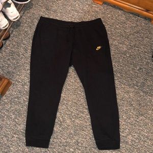 Nike jogger sweatpants. Size 3XL. Black and gold.